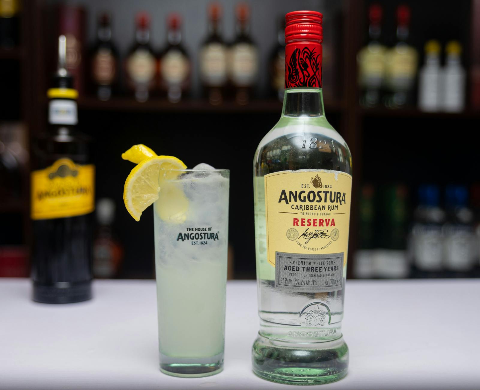 Jesienny drink z rumem Angostura z plasterkiem cytryny z bliska