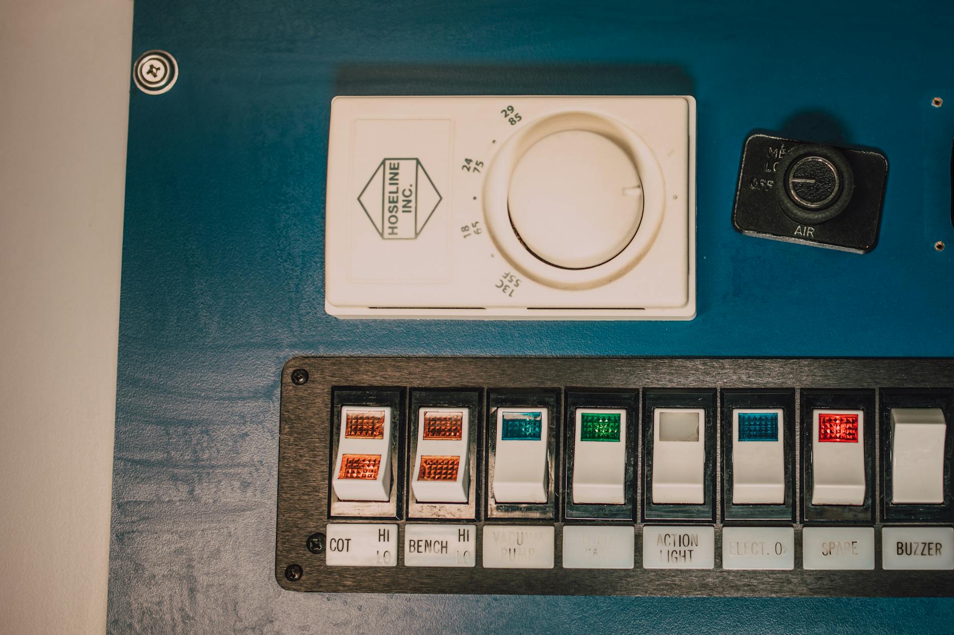 Zbliżenie na panel sterujący z przełącznikami w instalacji automatyki