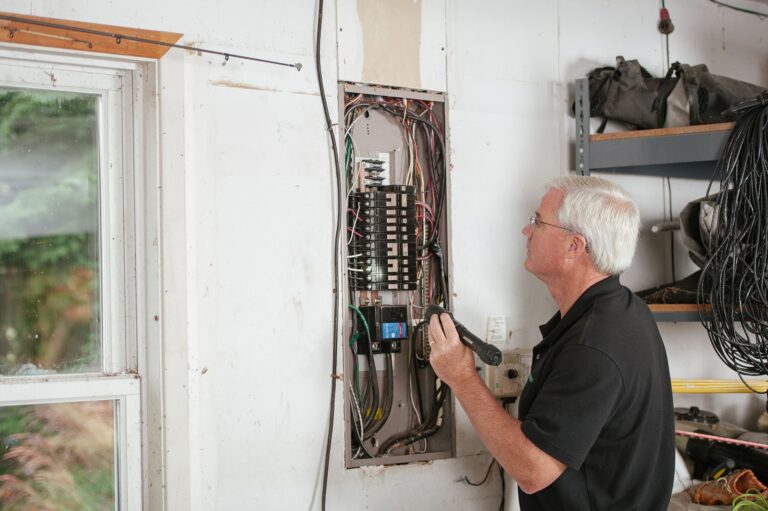 Elektryk sprawdza domową skrzynkę bezpieczników