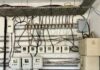 Prąd stały i zmienny w instalacji: różnice ważne dla ochrony i doboru aparatów Przemysłowa instalacja elektryczna z ok
