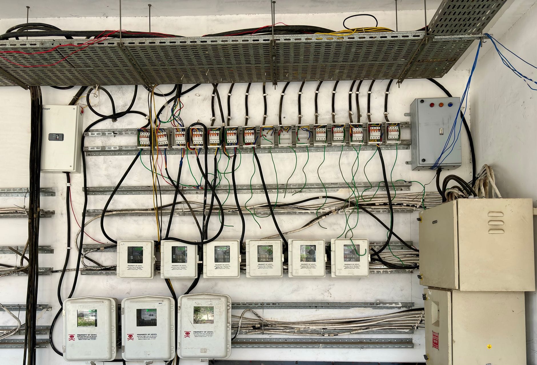 Prąd stały i zmienny w instalacji: różnice ważne dla ochrony i doboru aparatów