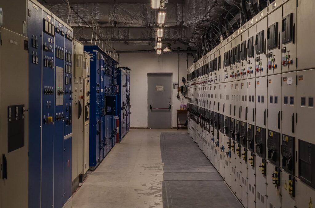 Przemysłowa sterownia z panelami elektrycznymi i aparaturą kontrolną